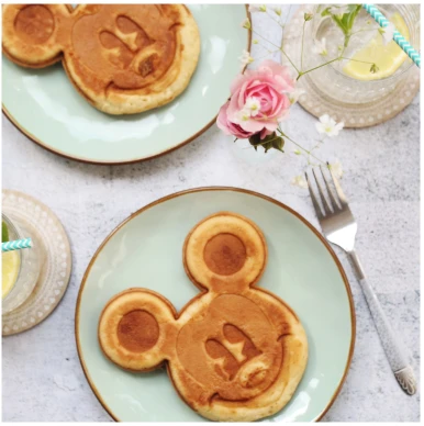 Café da manhã na Disney com Waffle no formato do Mickey Mouse