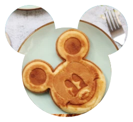 Café da manhã na Disney com Waffle no formato do Mickey Mouse